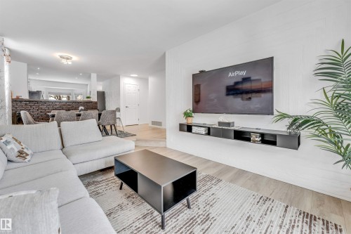 18403 55 Avenue, Edmonton, AB - Indoor Photo Showing Living Room