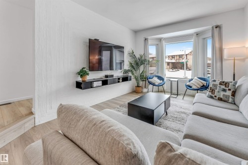 18403 55 Avenue, Edmonton, AB - Indoor Photo Showing Living Room