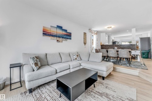 18403 55 Avenue, Edmonton, AB - Indoor Photo Showing Living Room
