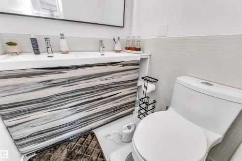 18403 55 Avenue, Edmonton, AB - Indoor Photo Showing Bathroom