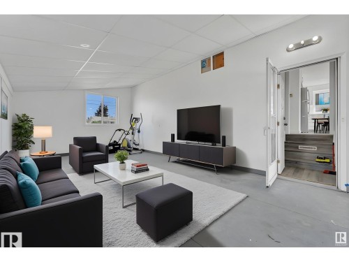 8004 130 Avenue, Edmonton, AB - Indoor Photo Showing Living Room