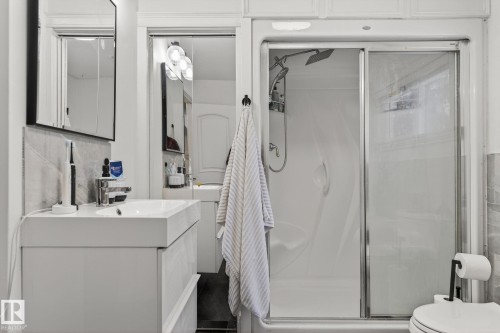 10704 130 Street, Edmonton, AB - Indoor Photo Showing Bathroom