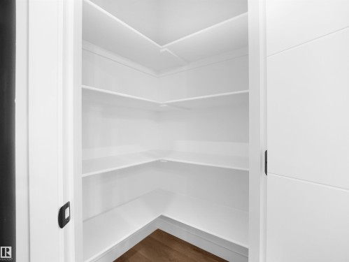 5015 46 Ave, Calmar, AB - Indoor With Storage