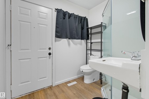 9513 103 Avenue, Edmonton, AB - Indoor Photo Showing Bathroom