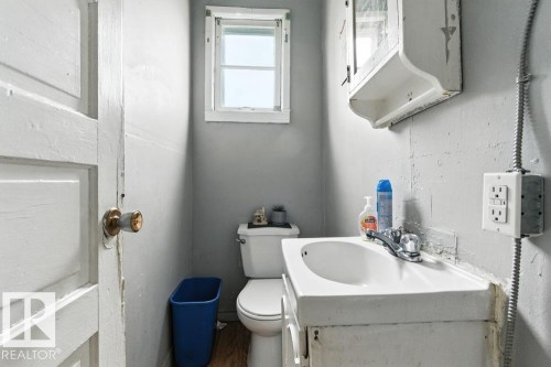 10260 95 Street, Edmonton, AB - Indoor Photo Showing Bathroom