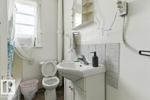 10260 95 Street, Edmonton, AB - Indoor Photo Showing Bathroom