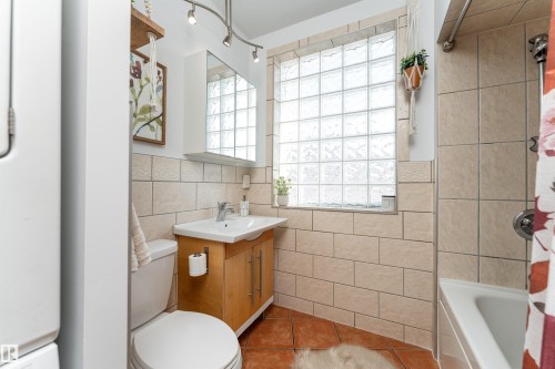 301 10141 95 Street, Edmonton, AB - Indoor Photo Showing Bathroom