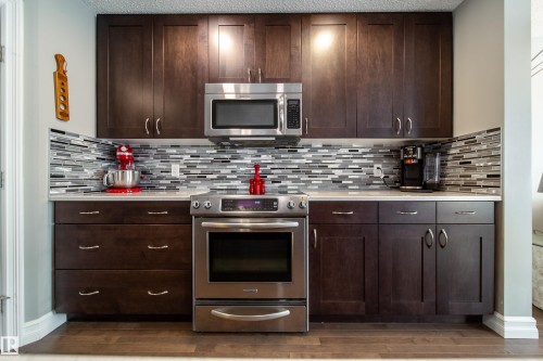 839 37 Avenue, Edmonton, AB - Indoor Photo Showing Kitchen With Upgraded Kitchen