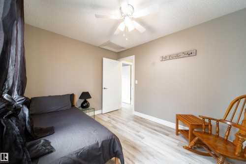 839 37 Avenue, Edmonton, AB - Indoor Photo Showing Bedroom
