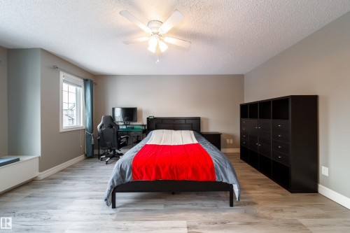 839 37 Avenue, Edmonton, AB - Indoor Photo Showing Bedroom