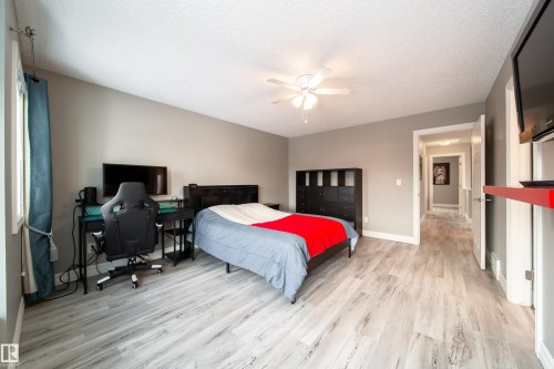 839 37 Avenue, Edmonton, AB - Indoor Photo Showing Bedroom