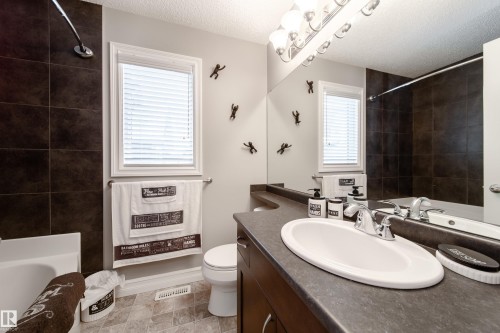 839 37 Avenue, Edmonton, AB - Indoor Photo Showing Bathroom