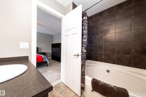 839 37 Avenue, Edmonton, AB - Indoor Photo Showing Bathroom