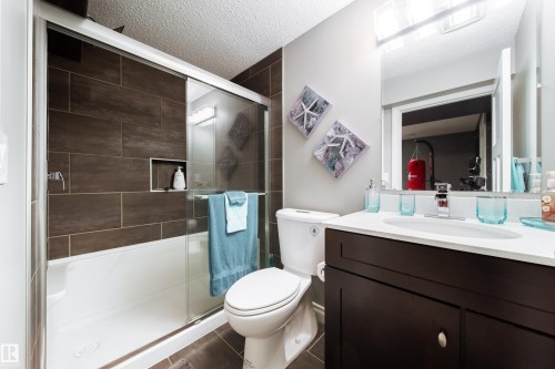 839 37 Avenue, Edmonton, AB - Indoor Photo Showing Bathroom