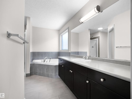 6116 10 Avenue, Edmonton, AB - Indoor Photo Showing Bathroom