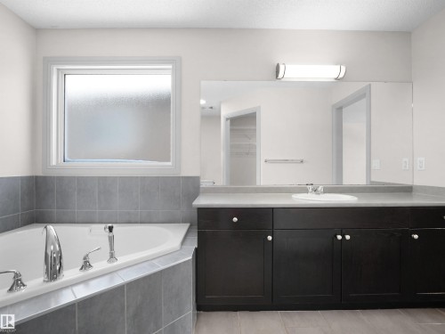 6116 10 Avenue, Edmonton, AB - Indoor Photo Showing Bathroom