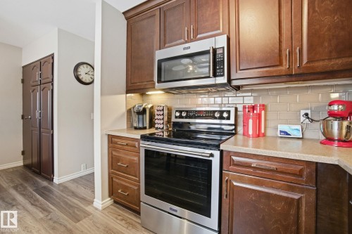 150 Woodborough Way, Edmonton, AB - Indoor Photo Showing Kitchen
