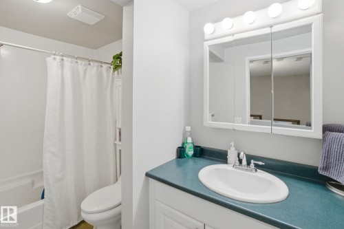 150 Woodborough Way, Edmonton, AB - Indoor Photo Showing Bathroom