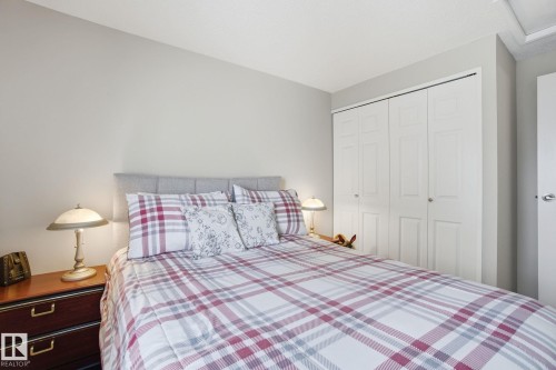 150 Woodborough Way, Edmonton, AB - Indoor Photo Showing Bedroom