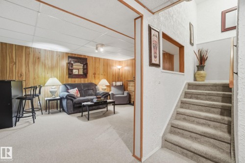 150 Woodborough Way, Edmonton, AB - Indoor Photo Showing Other Room