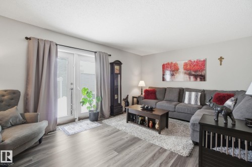 150 Woodborough Way, Edmonton, AB - Indoor Photo Showing Living Room