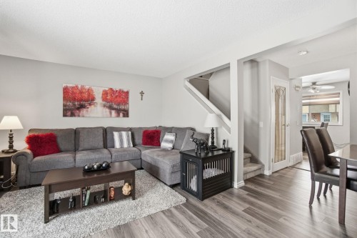 150 Woodborough Way, Edmonton, AB - Indoor Photo Showing Living Room