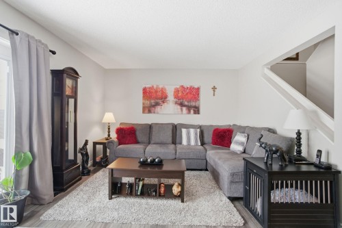 150 Woodborough Way, Edmonton, AB - Indoor Photo Showing Living Room