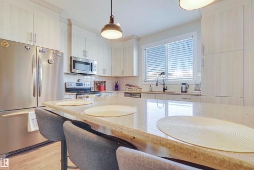 151 Gilmore Way, Spruce Grove, AB - Indoor Photo Showing Kitchen