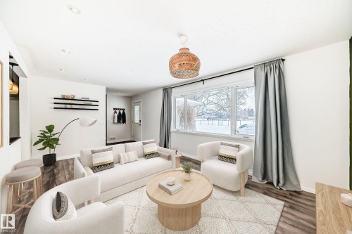10532 47 Street, Edmonton, AB - Indoor Photo Showing Living Room