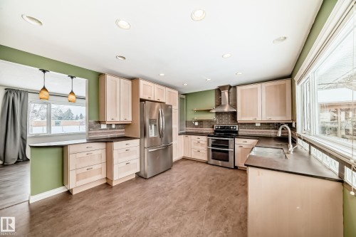 10532 47 Street, Edmonton, AB - Indoor Photo Showing Kitchen With Upgraded Kitchen