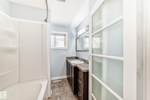 10532 47 Street, Edmonton, AB - Indoor Photo Showing Bathroom