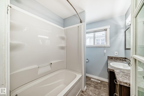 10532 47 Street, Edmonton, AB - Indoor Photo Showing Bathroom