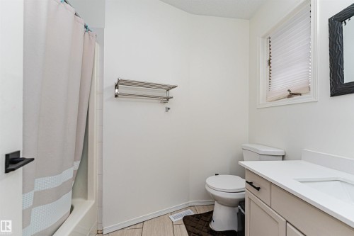 4424 33 Street, Edmonton, AB - Indoor Photo Showing Bathroom