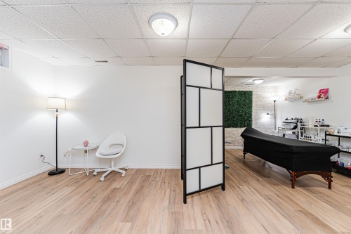 4424 33 Street, Edmonton, AB - Indoor Photo Showing Other Room