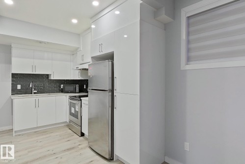 3107 13 Avenue, Edmonton, AB - Indoor Photo Showing Kitchen