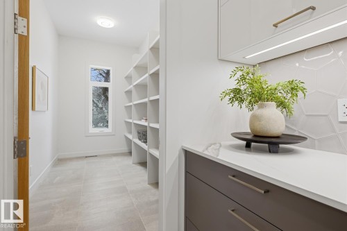 6619 123 Street Nw, Edmonton, AB - Indoor Photo Showing Other Room