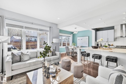 3721 Parker Crest, Edmonton, AB - Indoor Photo Showing Living Room