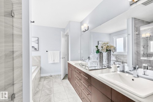 3721 Parker Crest, Edmonton, AB - Indoor Photo Showing Bathroom