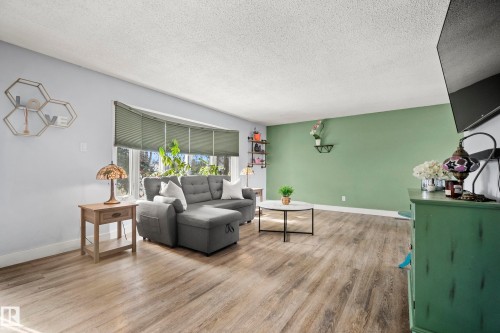 25 Oatway Drive, Stony Plain, AB - Indoor Photo Showing Living Room