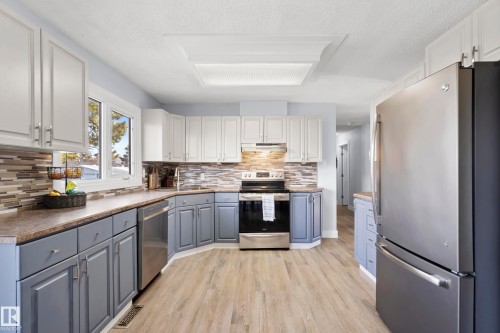 25 Oatway Drive, Stony Plain, AB - Indoor Photo Showing Kitchen With Upgraded Kitchen