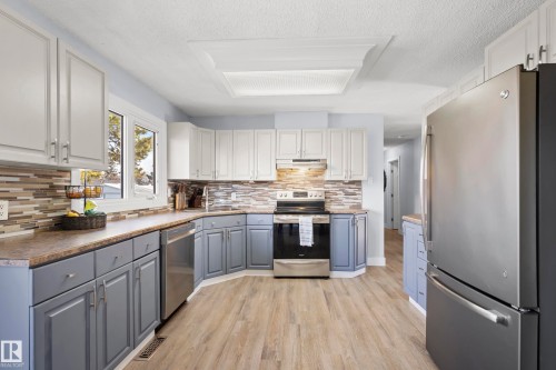25 Oatway Drive, Stony Plain, AB - Indoor Photo Showing Kitchen With Upgraded Kitchen