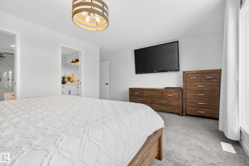 1663 Enright Way, Edmonton, AB - Indoor Photo Showing Bedroom
