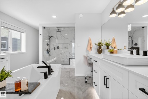 1663 Enright Way, Edmonton, AB - Indoor Photo Showing Other Room