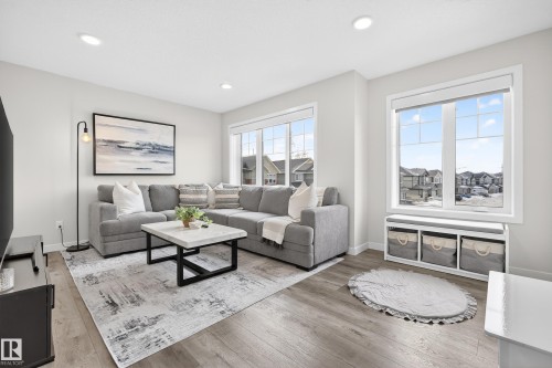 1663 Enright Way, Edmonton, AB - Indoor Photo Showing Living Room