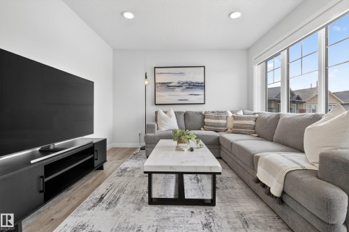 1663 Enright Way, Edmonton, AB - Indoor Photo Showing Living Room