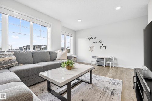 1663 Enright Way, Edmonton, AB - Indoor Photo Showing Living Room