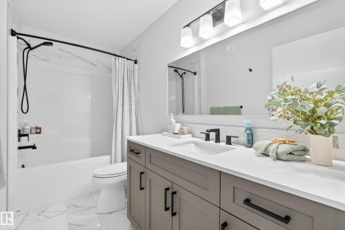 1663 Enright Way, Edmonton, AB - Indoor Photo Showing Bathroom