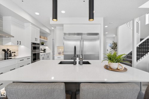 1663 Enright Way, Edmonton, AB - Indoor Photo Showing Kitchen With Upgraded Kitchen