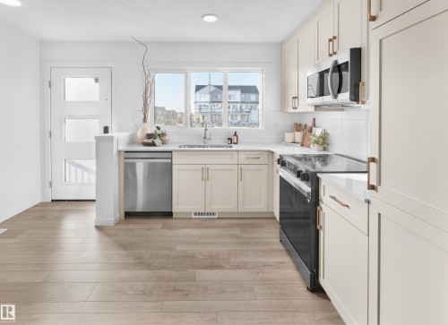 3 18636 18 Avenue, Edmonton, AB - Indoor Photo Showing Kitchen With Upgraded Kitchen