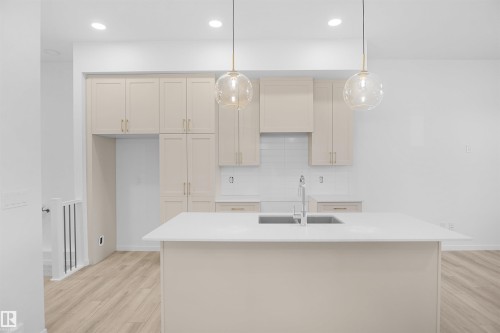 7513 Observer Lane, Edmonton, AB - Indoor Photo Showing Kitchen With Upgraded Kitchen